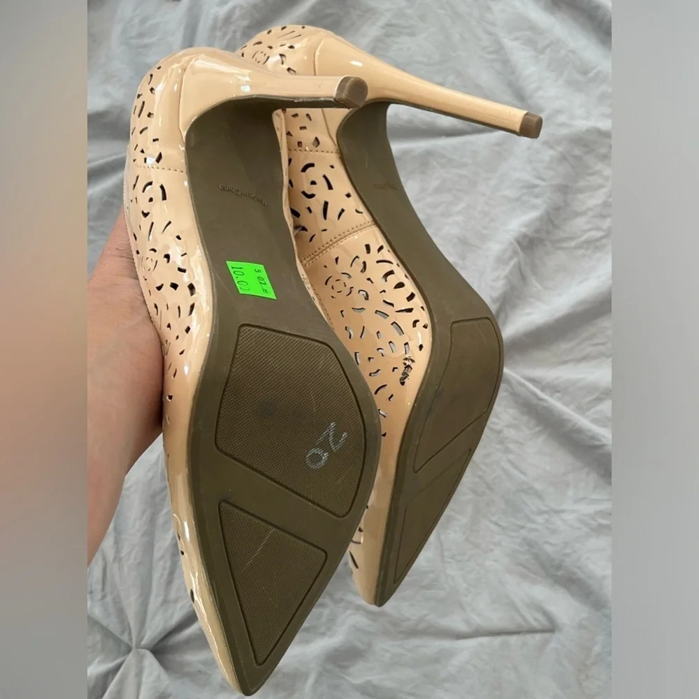 Report Fenestrated pointy toe heels pumps